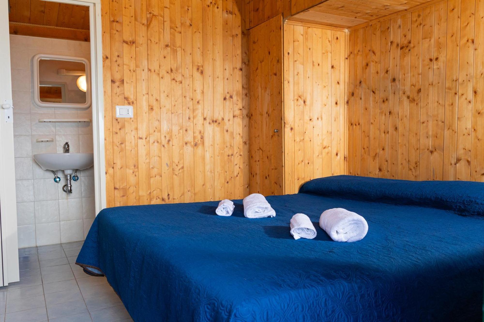 Riva Smeralda Camping Lodge Милацо Екстериор снимка