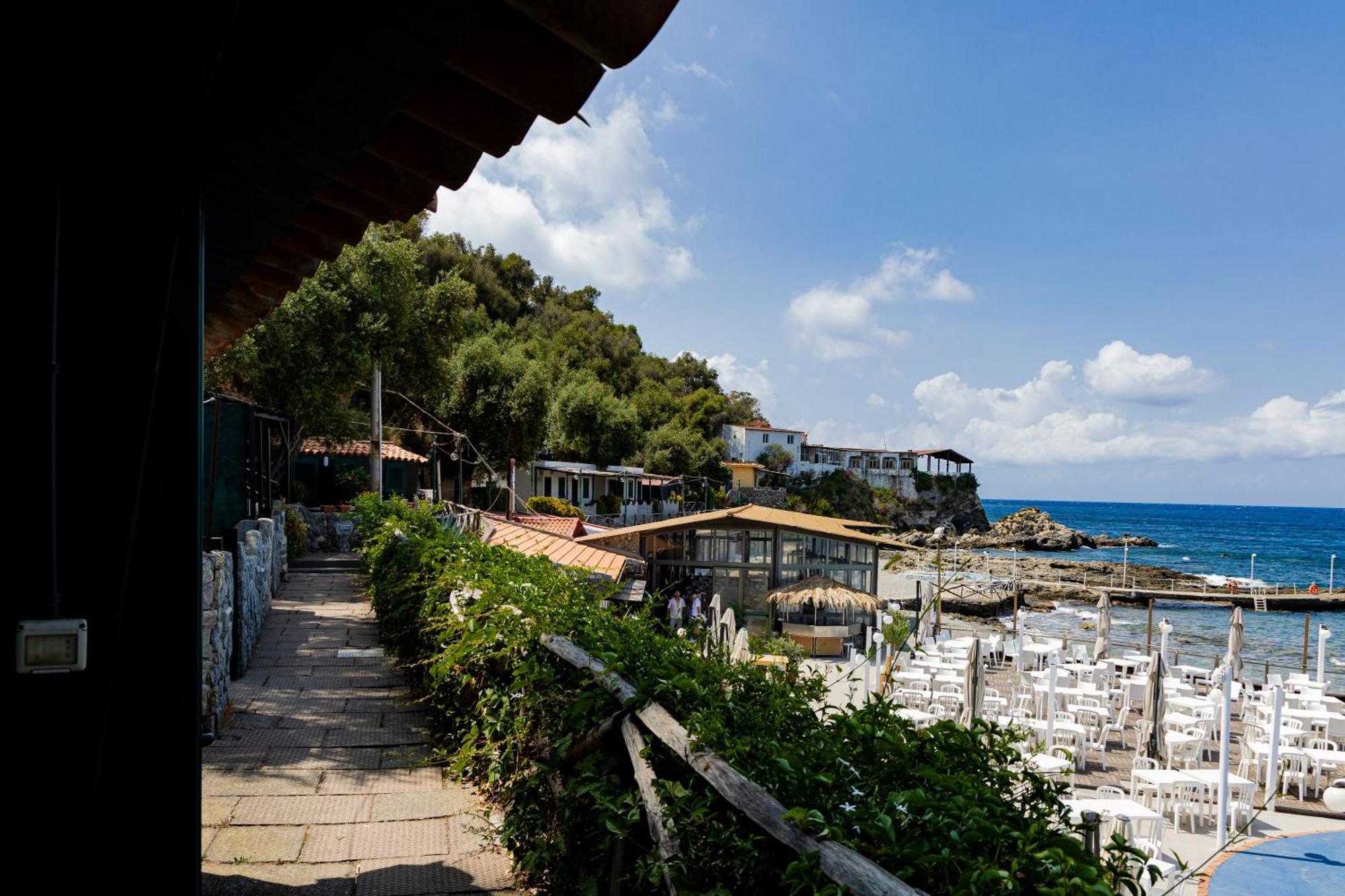 Riva Smeralda Camping Lodge Милацо Екстериор снимка
