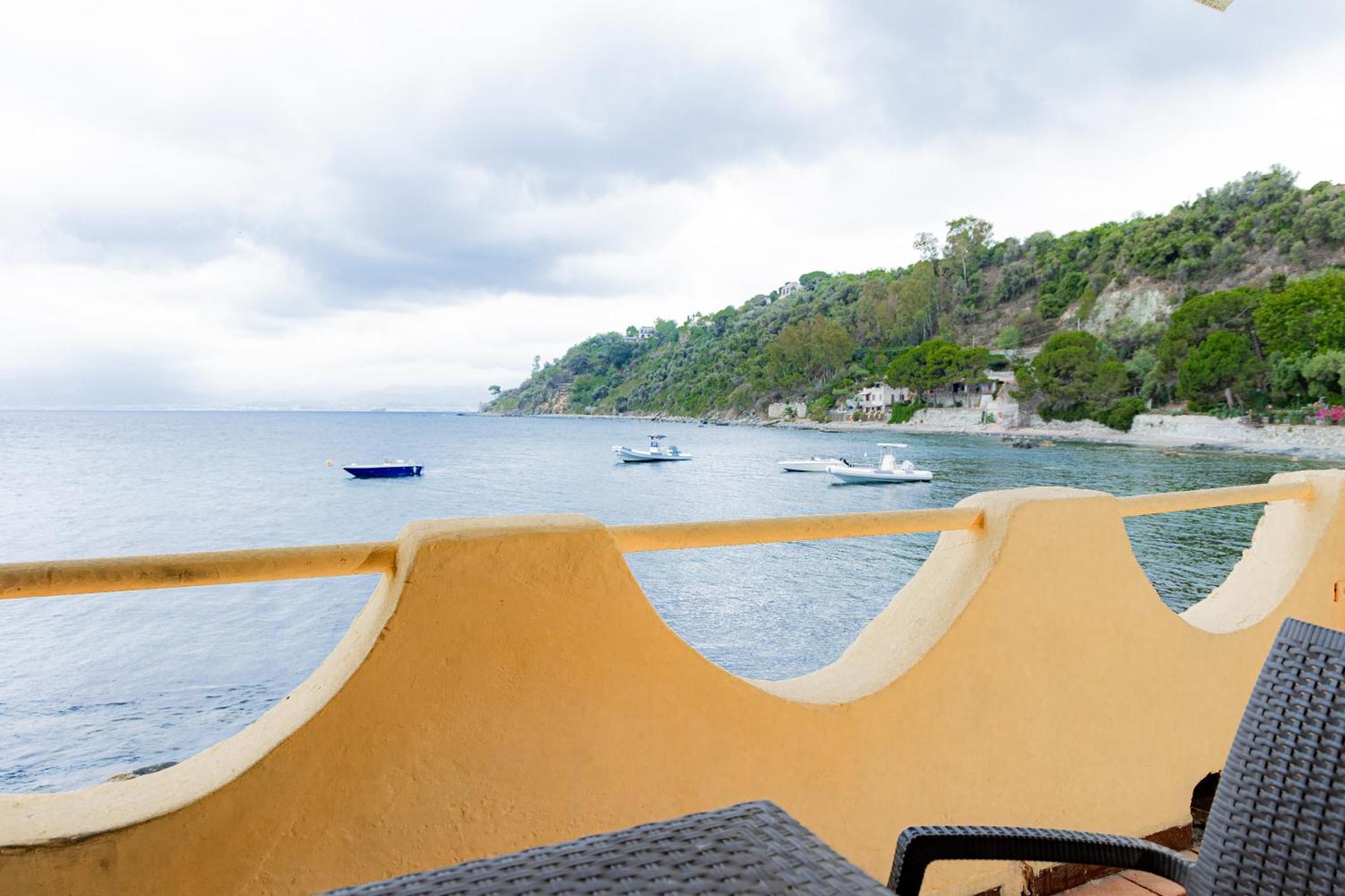 Riva Smeralda Camping Lodge Милацо Екстериор снимка