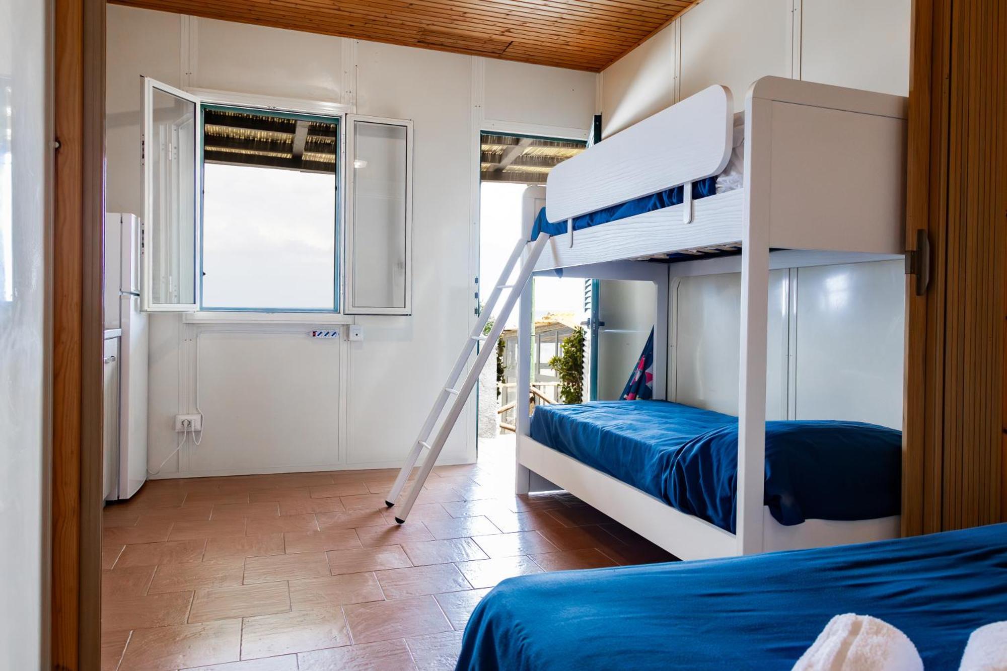 Riva Smeralda Camping Lodge Милацо Екстериор снимка